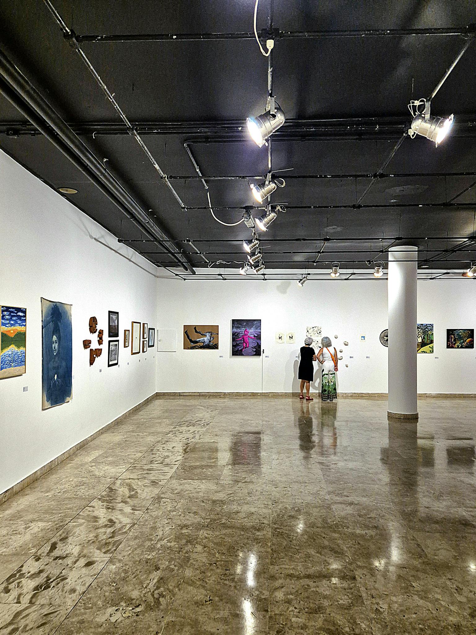 Explore contemporary artworks in this Minas Gerais art gallery, showcasing vibrant exhibits.